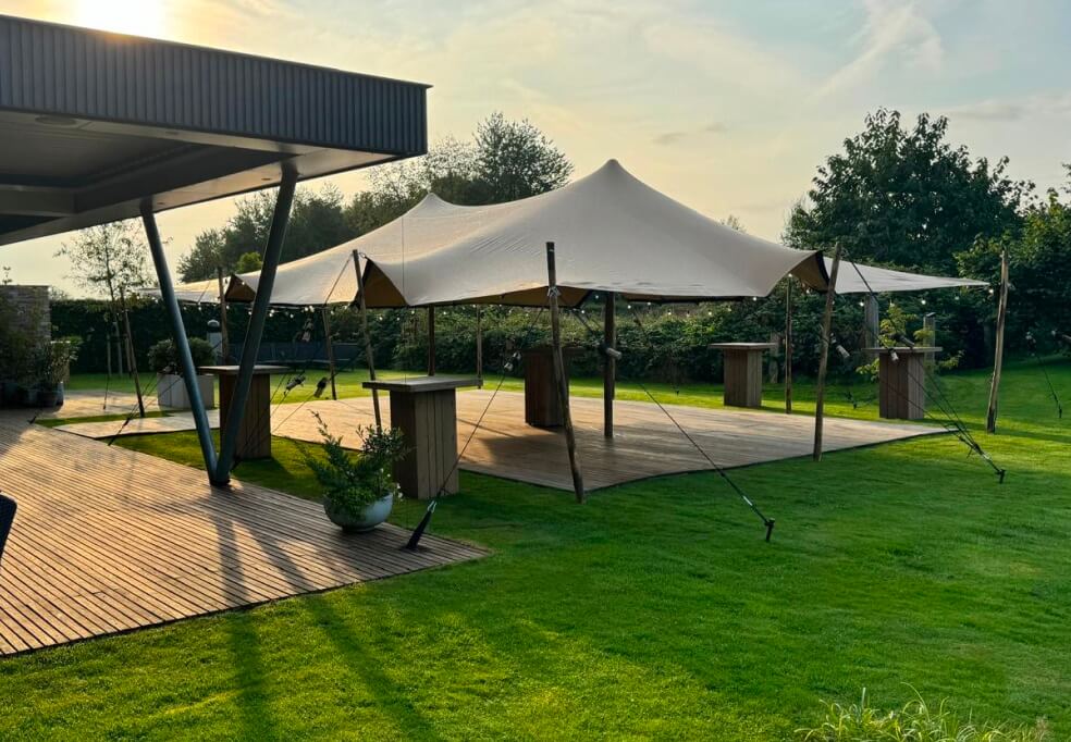 Stretchtent opbouw bij avondlicht