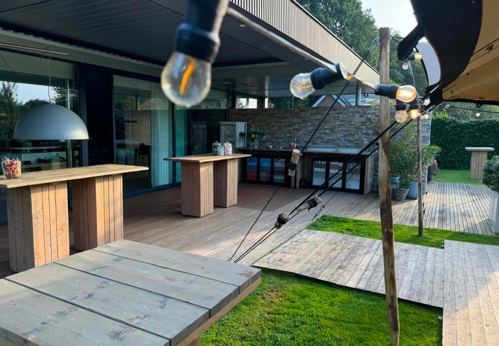 Buitenbar en loungeplek onder verlichting