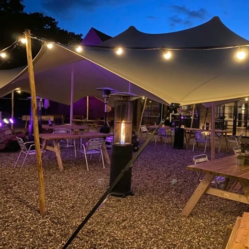 Stretchtent met sfeerverlichting bij avondevent