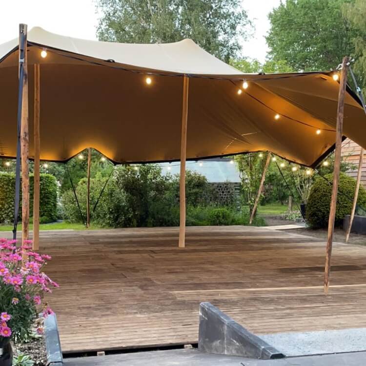 Stretchtent in tuin
