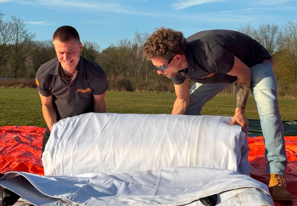 Teamleden vouwen stretchtent op