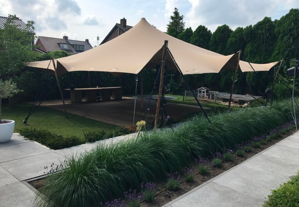 Stretchtent in de tuin met lavendelborder