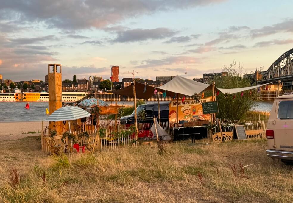 Strandbar met schaduwdoeken bij zonsondergang